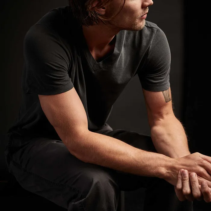 MEN James Perse CLASSICS Short Sleeve V Neck Carbon Pigment