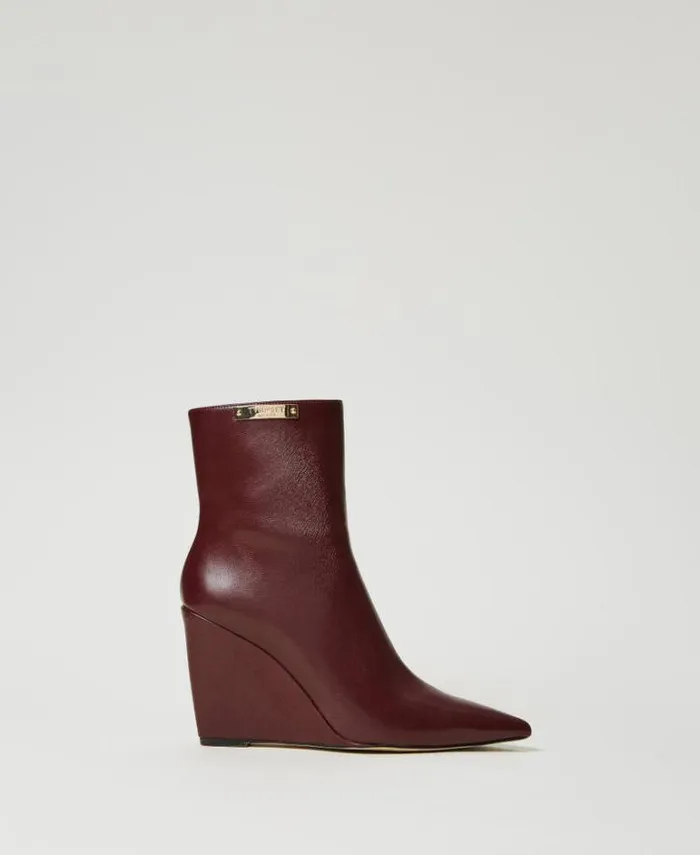 Twinset Boots And Ankle Boots Ankle Boots With Wedge And Logo Plate Bordeaux 8211 Shoes