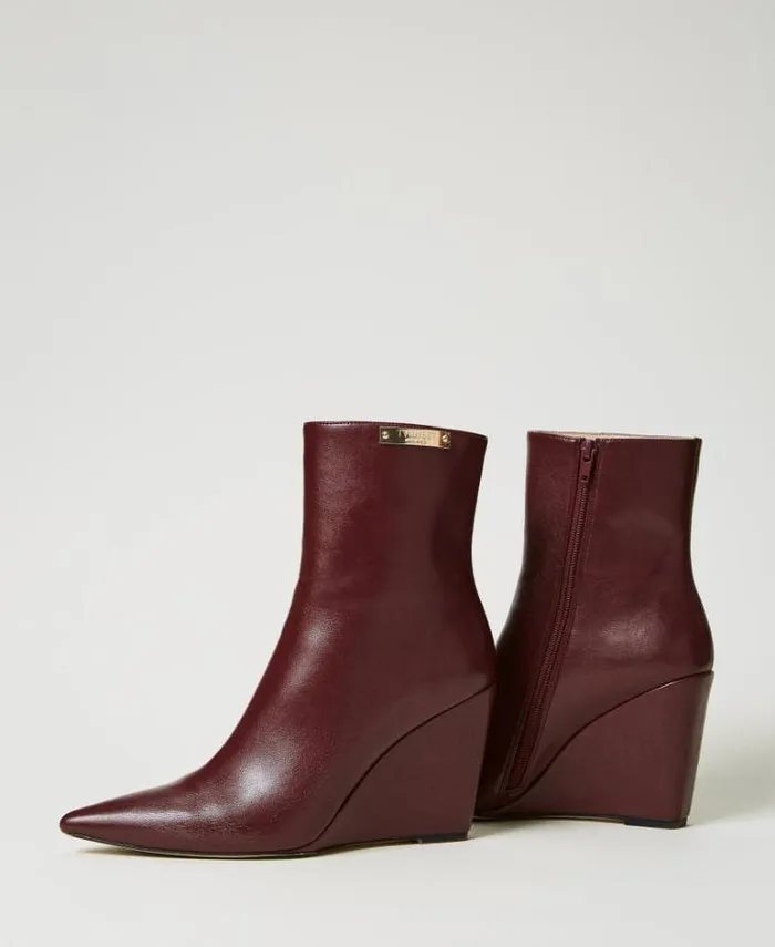 Twinset Boots And Ankle Boots Ankle Boots With Wedge And Logo Plate Bordeaux 8211 Shoes