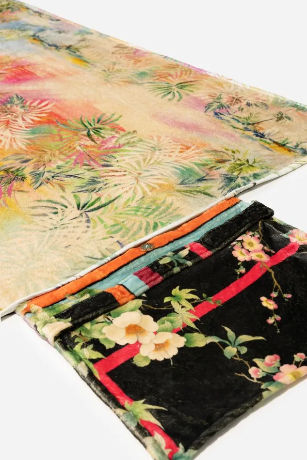 Women Blankets Johnny Was LE JARDIN TRAVEL BLANKET Le Jardin Scarf Print Women Blankets Johnny Was LE JARDIN TRAVEL BLANKET Le Jardin Scarf Print